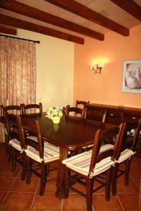 Zona comedor de la casa rural II en La solana de Santuy