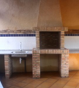 Detalle fregadero y barbacoa de la casa rural La Solana de Santuy