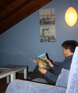 Leyendo en área descanso buhardilla